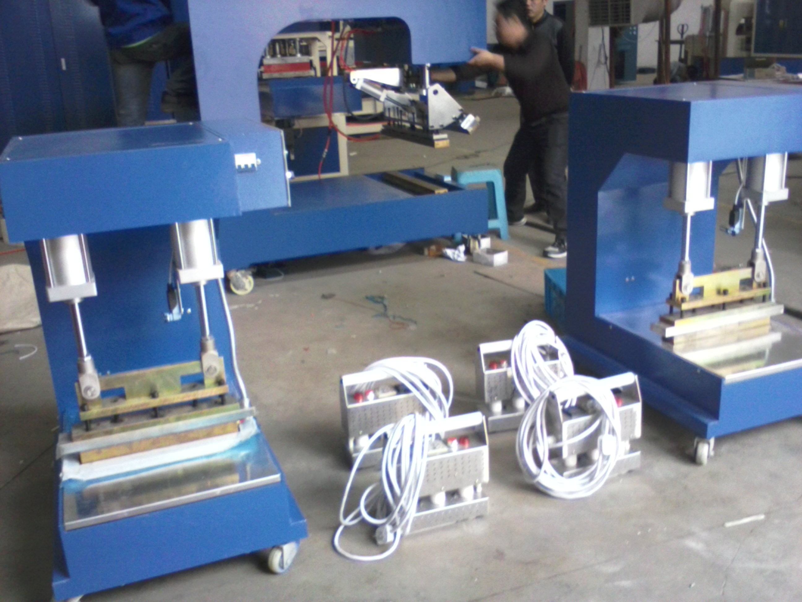 寧波東雄機電設備 專業定做PTFE膜結構工業與食品輸送帶，引領塑料焊接高周波技術